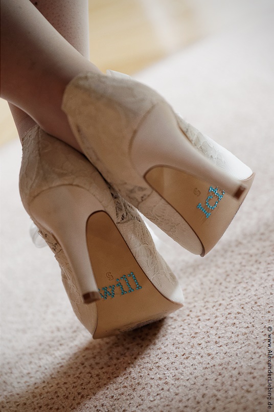 Hochzeit - standesamtliche Trauung Hochzeitsfotograf Standesamt Magdeburg / Elbelandhaus - Schuhe der Braut, auf den Sohlen steht ich will
