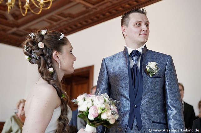 Hochzeit - standesamtliche Trauung Hochzeitsfotograf Standesamt Magdeburg / Elbelandhaus - Braut schaut zu Bräutigam