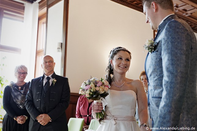 Hochzeit - standesamtliche Trauung Hochzeitsfotograf Standesamt Magdeburg / Elbelandhaus - Erleichterung nach dem Ja sagen