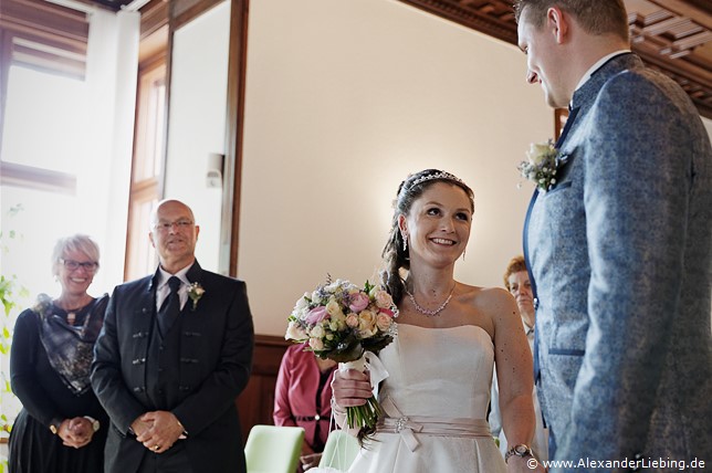 Hochzeitsfotograf Standesamt Magdeburg / Elbelandhaus - Erleichterung nach dem Ja sagen