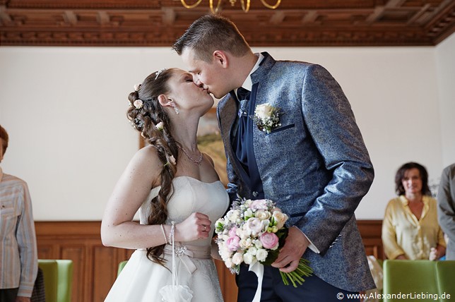 Hochzeit - standesamtliche Trauung Hochzeitsfotograf Standesamt Magdeburg / Elbelandhaus - der Hochzeitskuss