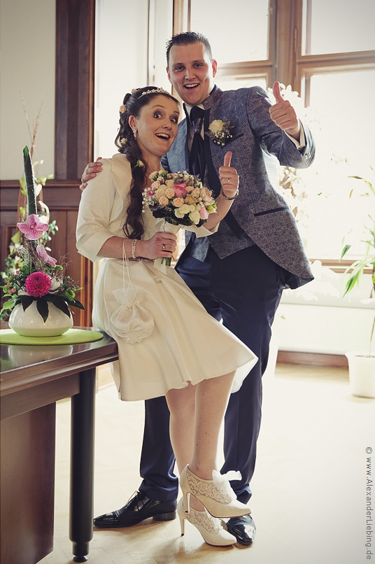 Hochzeit - standesamtliche Trauung Hochzeitsfotograf Standesamt Magdeburg / Elbelandhaus - Brautpaar freut sich nach der Trauung