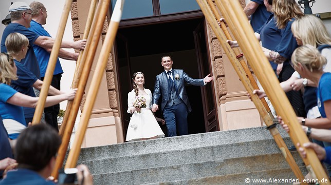 Hochzeit - Begrüßung, Sektempfang und Spielereien Hochzeitsfotograf Standesamt Magdeburg / Elbelandhaus - der erste Schritt aus dem Trausaal