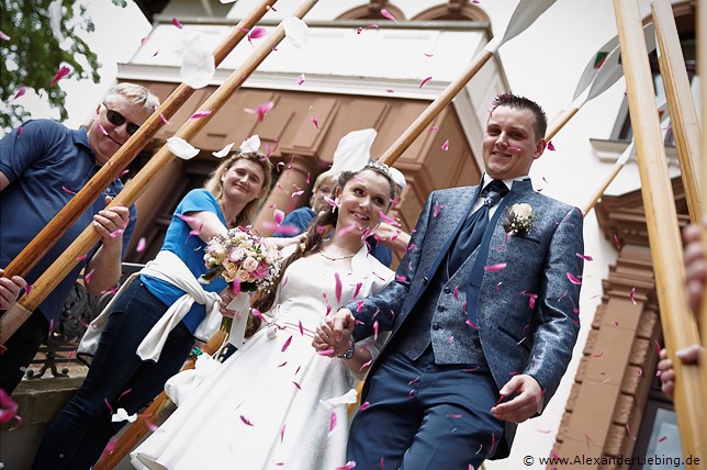 Hochzeit - Begrüßung, Sektempfang und Spielereien Hochzeitsfotograf Standesamt Magdeburg / Elbelandhaus - das Brautpaare schreitet die Treppe runter
