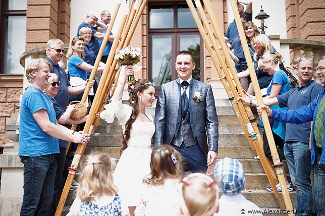 Hochzeit - Begrüßung, Sektempfang und Spielereien Hochzeitsfotograf Standesamt Magdeburg / Elbelandhaus - so viel Freude