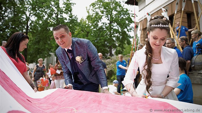 Hochzeit - Begrüßung, Sektempfang und Spielereien Hochzeitsfotograf Standesamt Magdeburg / Elbelandhaus - das Herz ausschneiden darf nicht fehlen