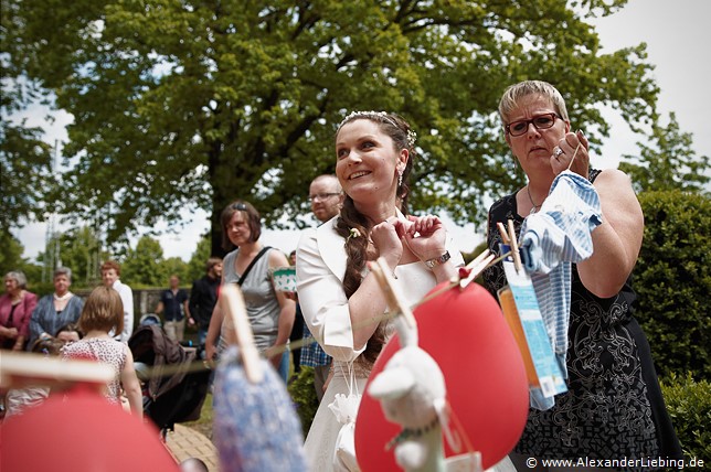 Hochzeit - Begrüßung, Sektempfang und Spielereien Hochzeitsfotograf Standesamt Magdeburg / Elbelandhaus - zur Hochzeit gehört die Wäscheleine