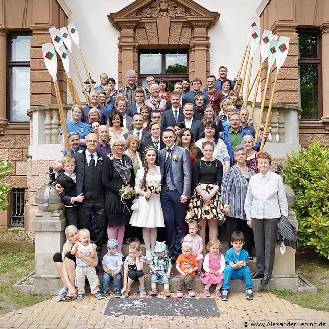 Hochzeit - Gruppenfoto Hochzeitsfotograf Standesamt Magdeburg / Elbelandhaus - Gruppenfoto mit Ruderverein