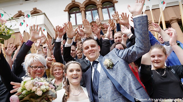 Hochzeit - Gruppenfoto Hochzeitsfotograf Standesamt Magdeburg / Elbelandhaus - cooles Gruppenfoto mit Hände oben