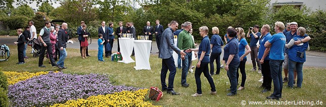 Hochzeit - Begrüßung, Sektempfang und Spielereien Hochzeitsfotograf Standesamt Magdeburg / Elbelandhaus - Begrüßung, Sektempfang und Spielereien