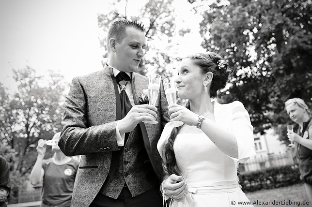 Hochzeit - Begrüßung, Sektempfang und Spielereien Hochzeitsfotograf Standesamt Magdeburg / Elbelandhaus - das Brautppar sagt prost