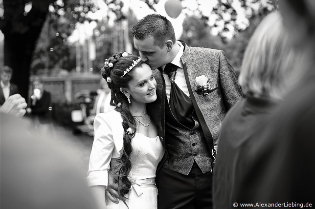 Hochzeit - Begrüßung, Sektempfang und Spielereien Hochzeitsfotograf Standesamt Magdeburg / Elbelandhaus - unbemerkt ein kleines küsschen