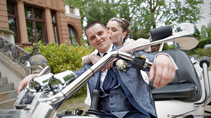 Hochzeit - Brautpaar Hochzeitsfotograf Standesamt Magdeburg / Elbelandhaus - Nahaufnahme auf dem Trike