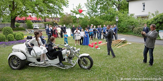 Hochzeitsfotograf Standesamt Magdeburg / Elbelandhaus - Brautpaar sitz auf dem Trike