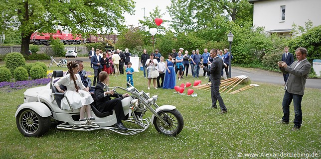 Hochzeit - Brautpaar Hochzeitsfotograf Standesamt Magdeburg / Elbelandhaus - Brautpaar sitz auf dem Trike