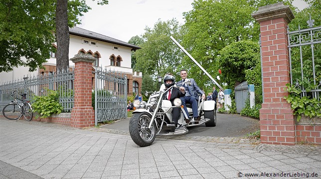 Hochzeitsfotograf Standesamt Magdeburg / Elbelandhaus - Brautpaar verlässt das Standesamt Magdeburg