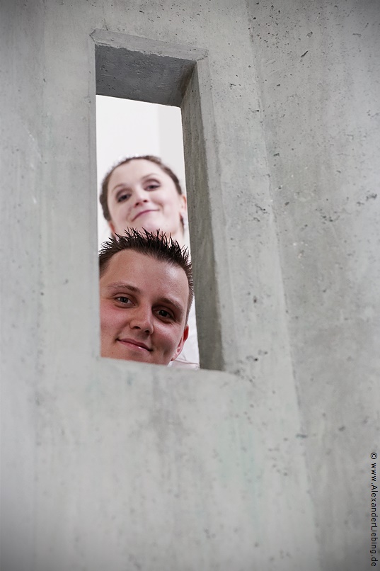 Hochzeit - Brautpaar Hochzeitsfotograf Standesamt Magdeburg / Elbelandhaus - Brautpaar schaut durch einen Spalt