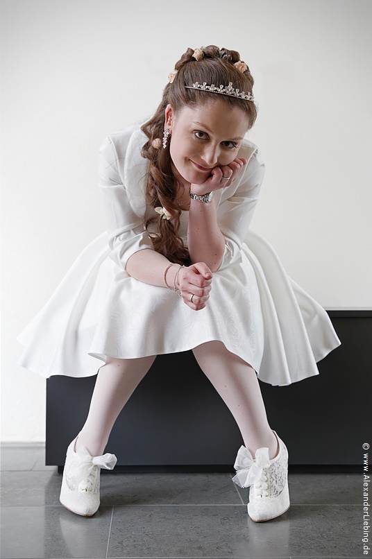 Hochzeit - Brautpaar Hochzeitsfotograf Standesamt Magdeburg / Elbelandhaus - Braut sitzt verträumt