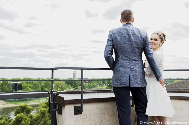 Hochzeitsfotograf Standesamt Magdeburg / Elbelandhaus - Brautpaar steht auf dem Balkon und schaut über Magdeburg