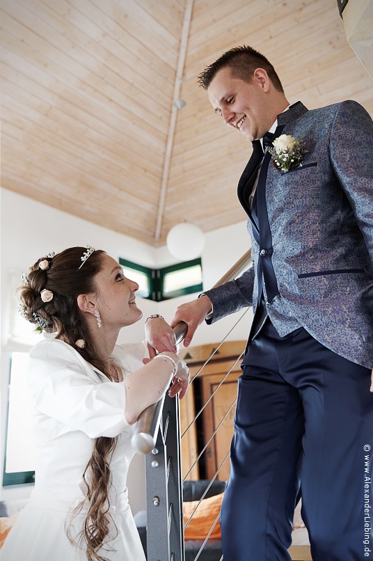 Hochzeit - Brautpaar Hochzeitsfotograf Standesamt Magdeburg / Elbelandhaus - Bräutigam kommt die Treppe herunter