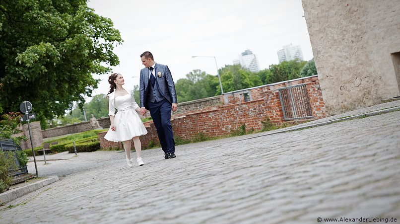 Hochzeit - Brautpaar Hochzeitsfotograf Standesamt Magdeburg / Elbelandhaus - Brautpaar läuft auf dem Fürstenwall