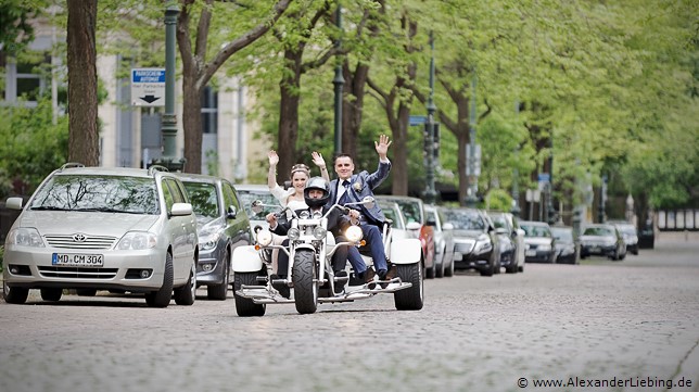 Hochzeit - Brautpaar Hochzeitsfotograf Standesamt Magdeburg / Elbelandhaus - mit dem Trike auf der Hegelstraße in Magdeburg
