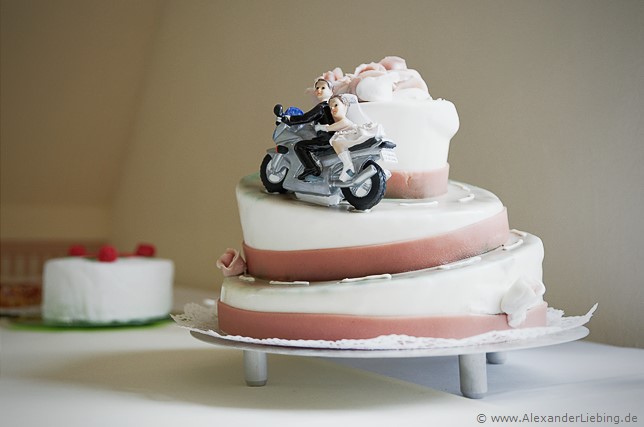 Hochzeit - Kaffee und Kuchen Hochzeitsfotograf Standesamt Magdeburg / Elbelandhaus - die hochzeitstorte mit Motorrad