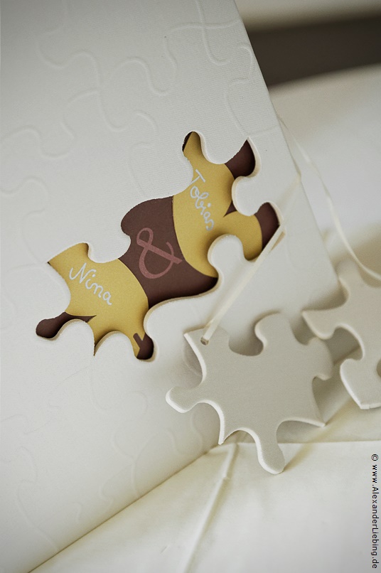 Hochzeit - Kaffee und Kuchen Hochzeitsfotograf Standesamt Magdeburg / Elbelandhaus - Detailansicht vom Gästebuch