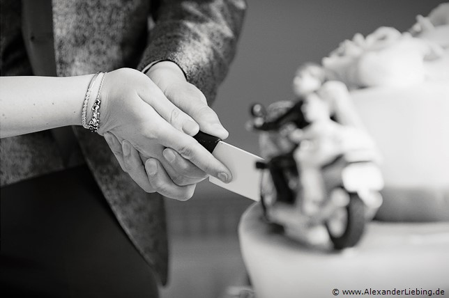 Hochzeit - Kaffee und Kuchen Hochzeitsfotograf Standesamt Magdeburg / Elbelandhaus - Nahaufnahme von Anschneiden der Hochzeitstorte