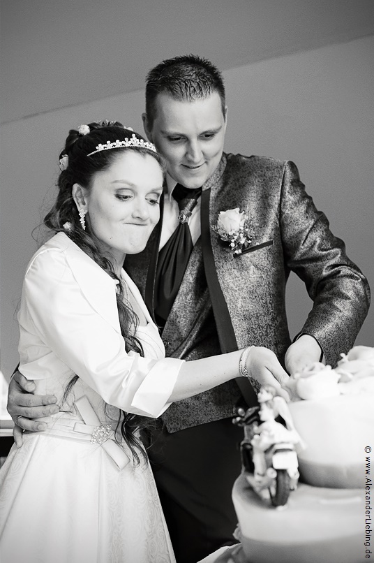 Hochzeit - Kaffee und Kuchen Hochzeitsfotograf Standesamt Magdeburg / Elbelandhaus - Anschneiden der Hochzeitstorte