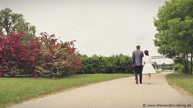 Hochzeit - Brautpaar Hochzeitsfotograf Standesamt Magdeburg / Elbelandhaus - Spaziergang im Klosterbergegarten