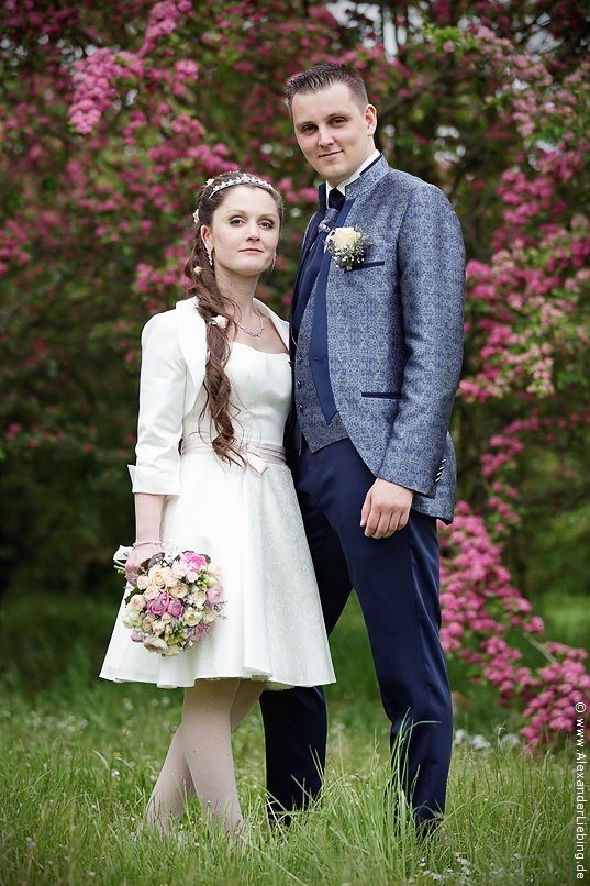 Hochzeit - Brautpaar Hochzeitsfotograf Standesamt Magdeburg / Elbelandhaus - Brautpaar posiert im Freien.