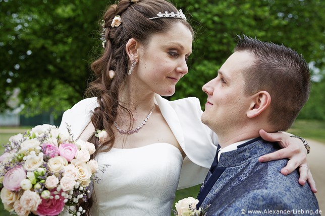 Hochzeitsfotograf Standesamt Magdeburg / Elbelandhaus - Ehepaar schaut sich verliebt in die Augen.