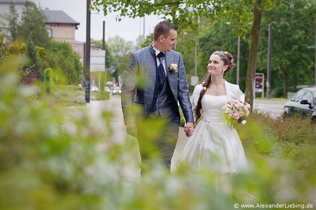 Hochzeit - Brautpaar Hochzeitsfotograf Standesamt Magdeburg / Elbelandhaus - Ehepaar tauscht verliebte Blicke aus