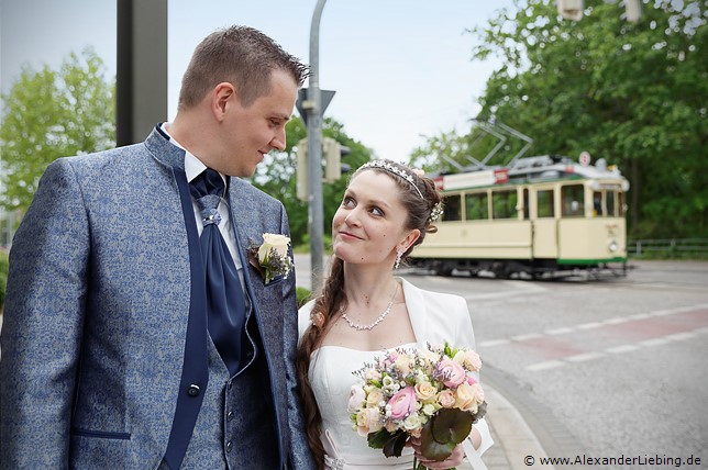 Hochzeitsfotograf Standesamt Magdeburg / Elbelandhaus - Brautpaar schaut sich in die Augen, im Hintergrund Triebwagen 23