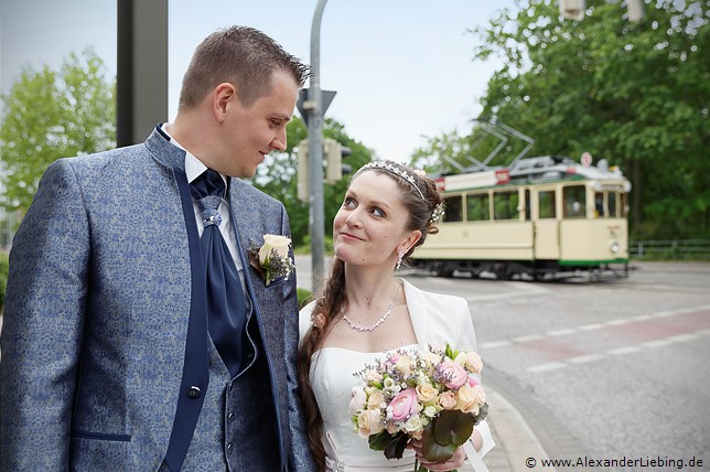 Hochzeit - Brautpaar Hochzeitsfotograf Standesamt Magdeburg / Elbelandhaus - Brautpaar schaut sich in die Augen, im Hintergrund Triebwagen 23