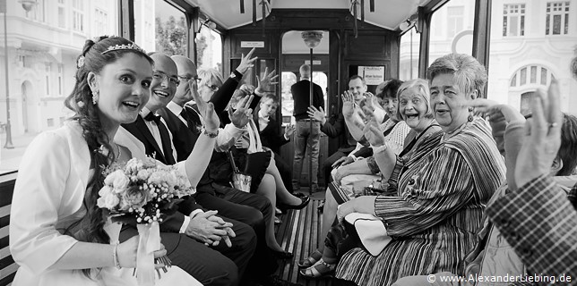 Hochzeitsfotograf Standesamt Magdeburg / Elbelandhaus - gute Stimmung bei Bahnfahrt