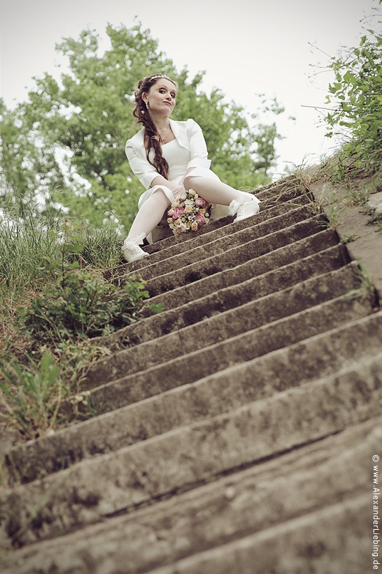 Hochzeit - Brautpaar Hochzeitsfotograf Standesamt Magdeburg / Elbelandhaus - Braut guck frech in die Kamera