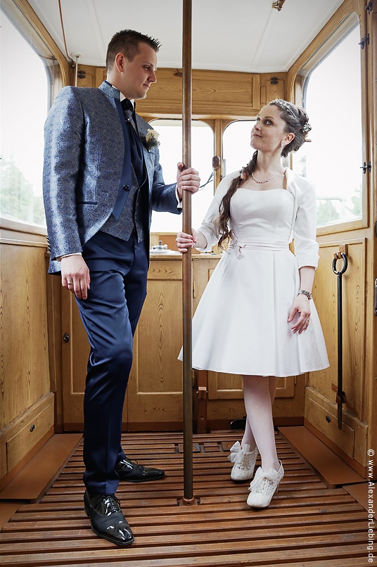 Hochzeit - Brautpaar Hochzeitsfotograf Standesamt Magdeburg / Elbelandhaus - junge Eheleute stehen im Triebwagen 23.