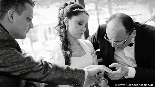 Hochzeit - Hochzeit, Bahnfart Hochzeitsfotograf Standesamt Magdeburg / Elbelandhaus - Gast schaut sich Eheringe an.
