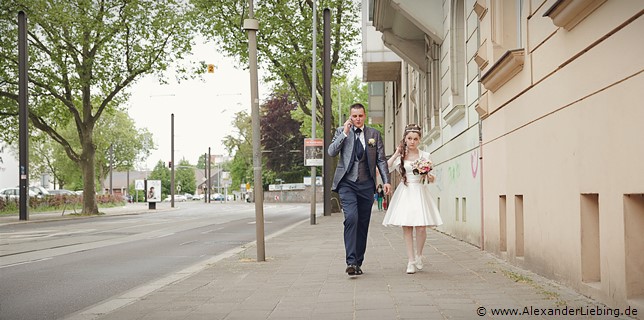 Hochzeit - Brautpaar Hochzeitsfotograf Standesamt Magdeburg / Elbelandhaus - ein viel beschäftigtes Ehepaar