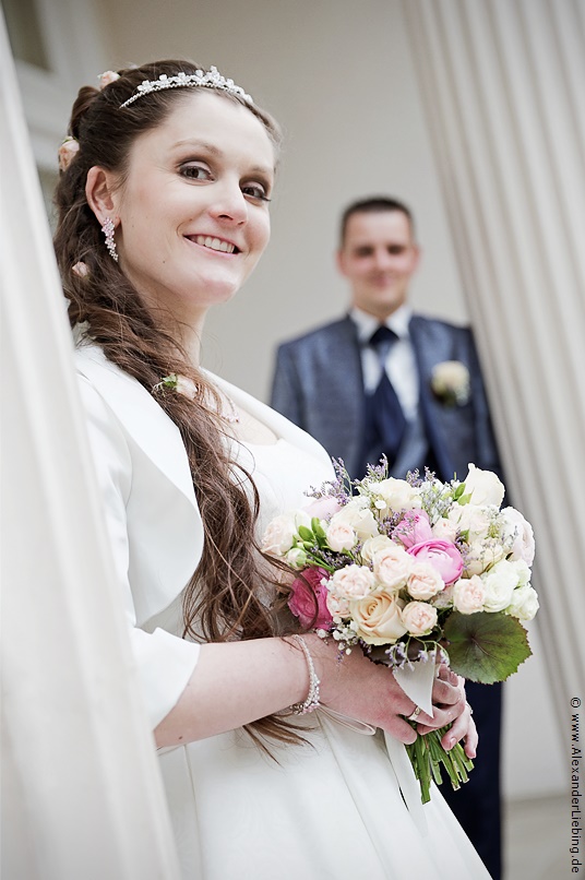 Hochzeitsfotograf Standesamt Magdeburg / Elbelandhaus - Brautpaar steht am Elbelandhaus und schaut in Kamera