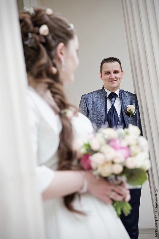 Hochzeit - Brautpaar Hochzeitsfotograf Standesamt Magdeburg / Elbelandhaus - Ehepaar schaut sich an.