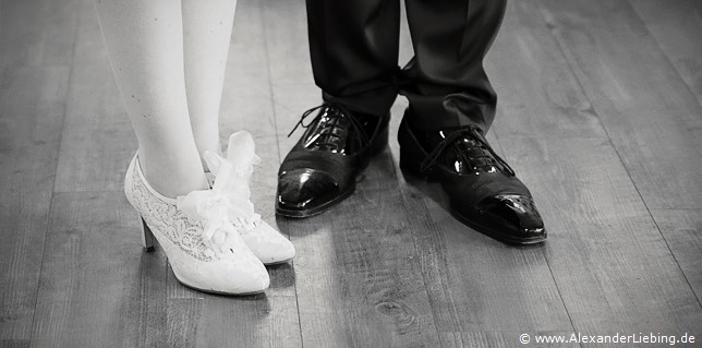 Hochzeit - Hochzeitsfeier Hochzeitsfotograf Standesamt Magdeburg / Elbelandhaus - Schuhe vom jungen Ehepaar.