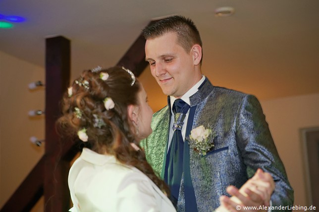 Hochzeit - Hochzeitsfeier Hochzeitsfotograf Standesamt Magdeburg / Elbelandhaus - Brautpaar beim Tanzen