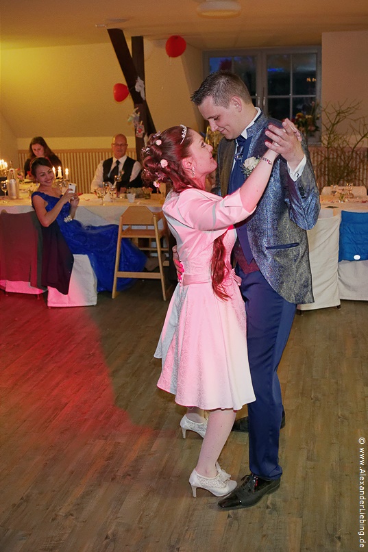 Hochzeit - Hochzeitsfeier Hochzeitsfotograf Standesamt Magdeburg / Elbelandhaus - Ehepaar tanzt im Festsaal des Elbelanhauses