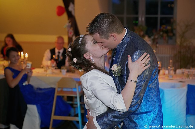 Hochzeit - Hochzeitsfeier Hochzeitsfotograf Standesamt Magdeburg / Elbelandhaus - ein Küsschen beim Tanzen