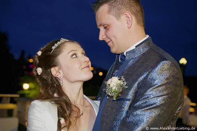 Hochzeitsfotograf Standesamt Magdeburg / Elbelandhaus - Brautpaar schaut sich im strahlenden Blau des Nachthimmels in die Augen.