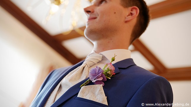 Hochzeit - kurz vor der Trauung Hochzeitsfotograf Standesamt Barleben / Robinien-Hof Gommern - Bräutigam wartet im Standesamt auf seine Braut