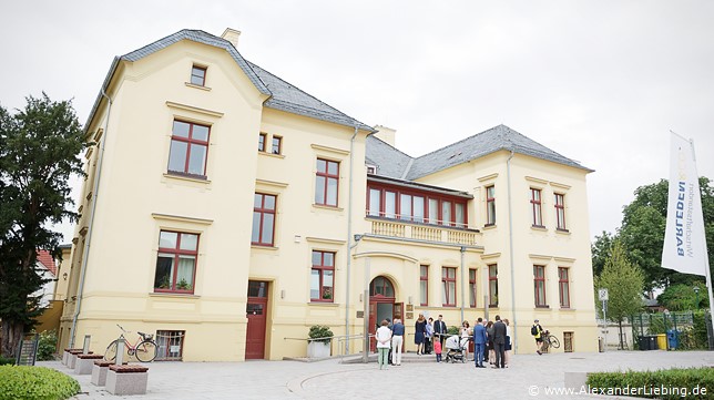 Hochzeit - kurz vor der Trauung Hochzeitsfotograf Standesamt Barleben / Robinien-Hof Gommern - die Hochzeitsgesellschaft vor dem Standesamt Barleben